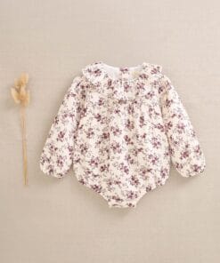 ranita en beige con flores moradas