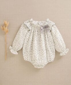 ranita bebe flores blanco detalles gris
